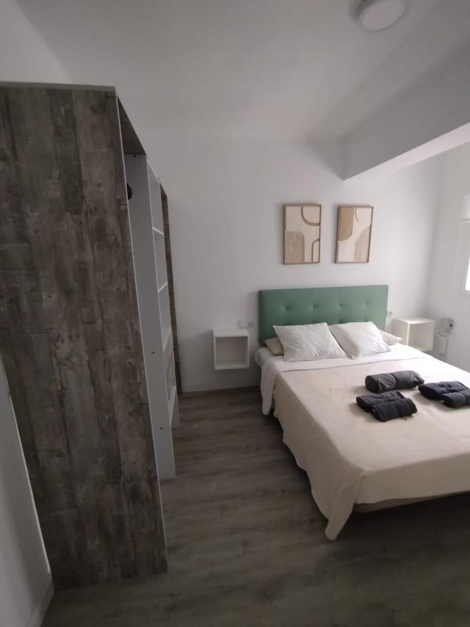 Bed, Photo of the whole room, Bedroom, internet, towels, wardrobe