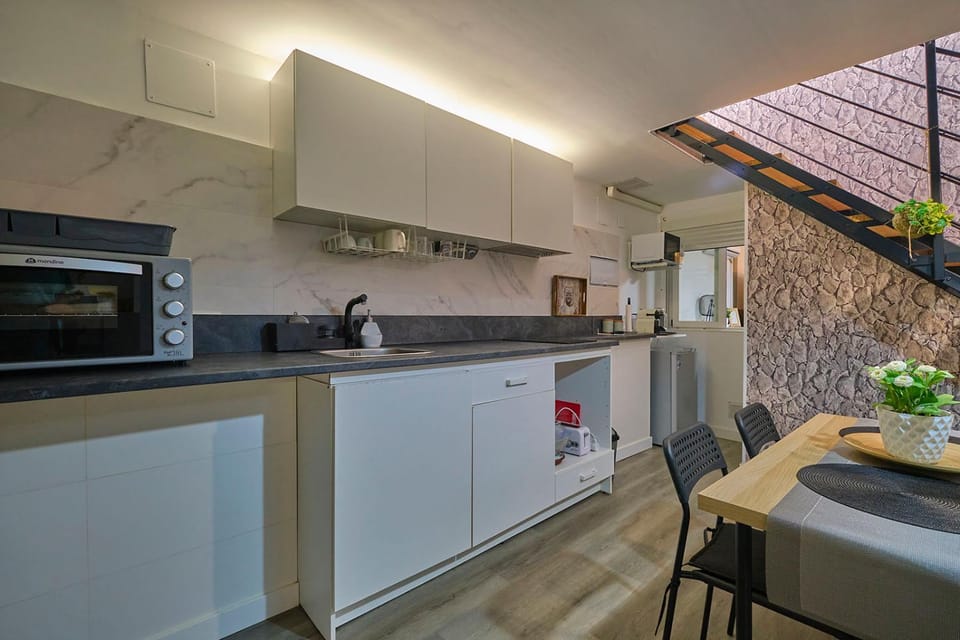 Kitchen or kitchenette, Dining area, stove