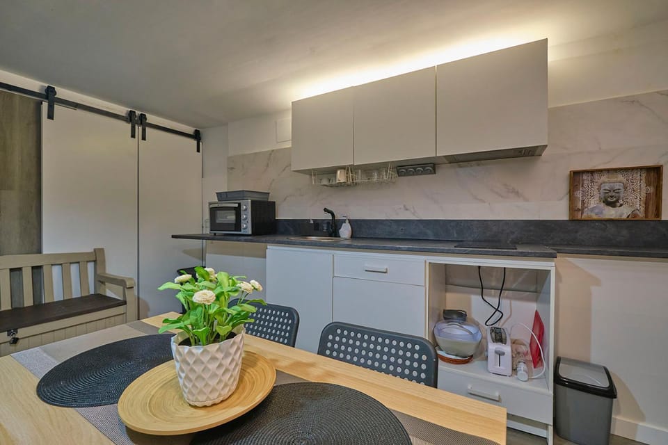 Coffee/tea facilities, Kitchen or kitchenette, Dining area, stove, toaster