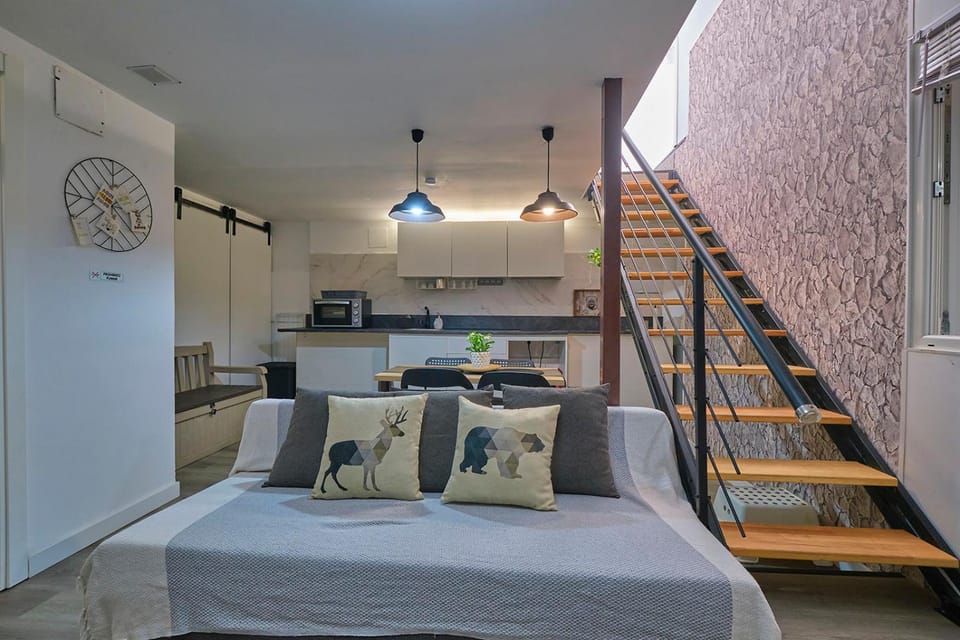 Bed, Kitchen or kitchenette, Living room, Photo of the whole room, Seating area, Dining area
