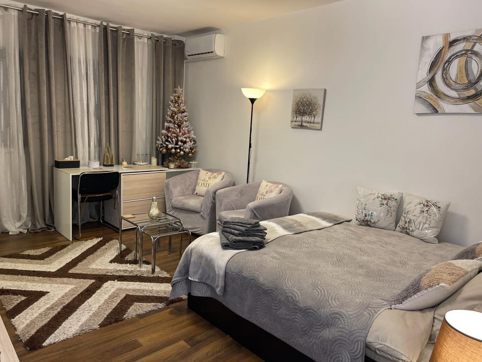 Bed, Living room, Photo of the whole room, Seating area, Bedroom