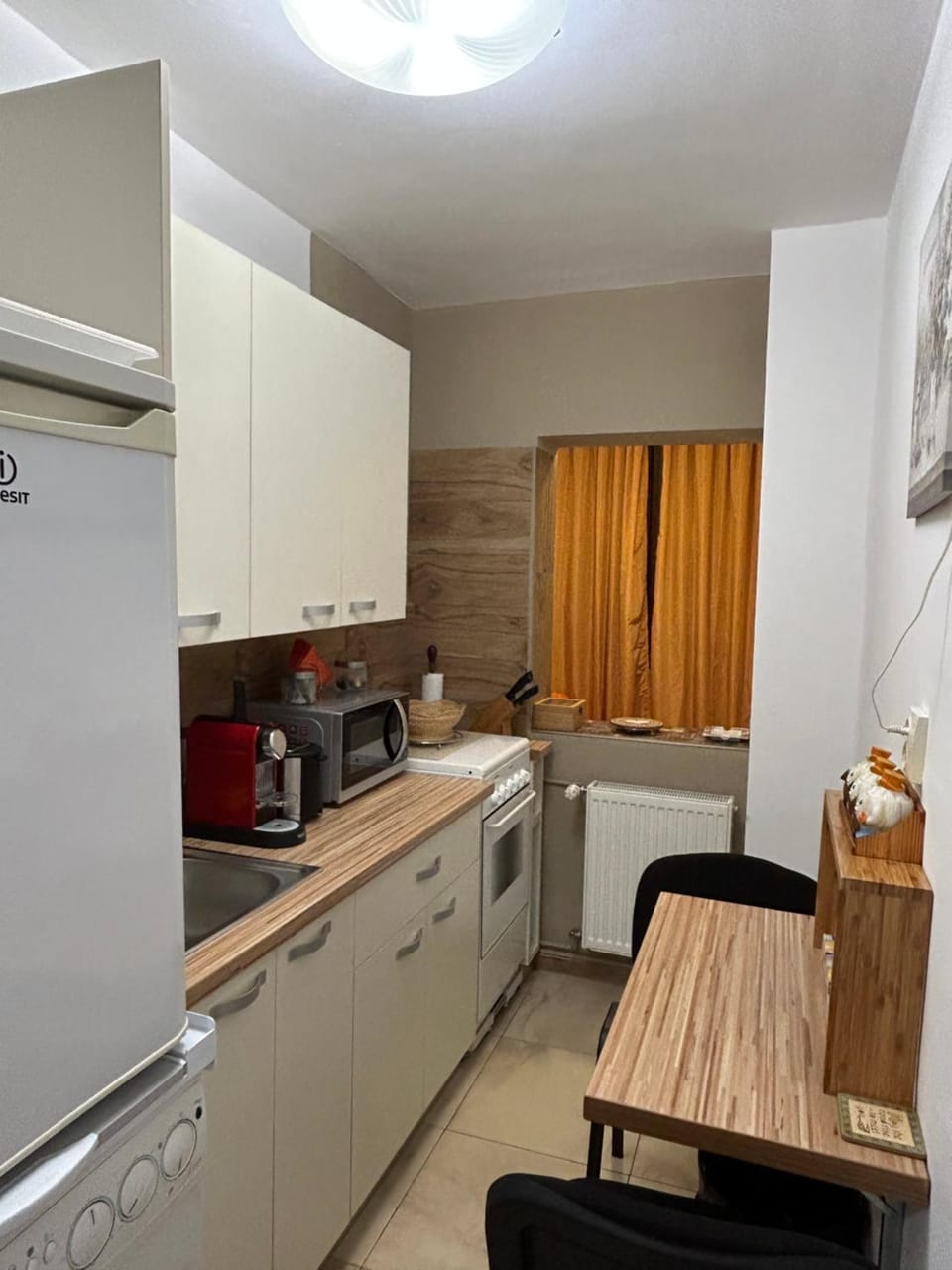 Coffee/tea facilities, Kitchen or kitchenette, Dining area, oven, stove, toaster