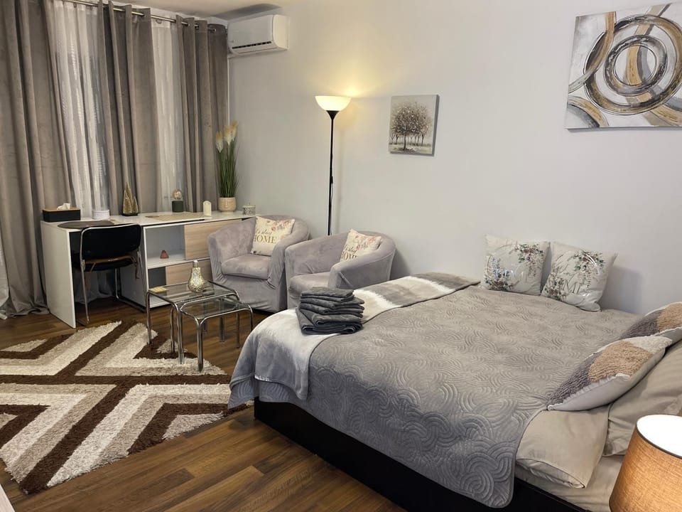 Bed, Living room, Photo of the whole room, Seating area, Bedroom, towels
