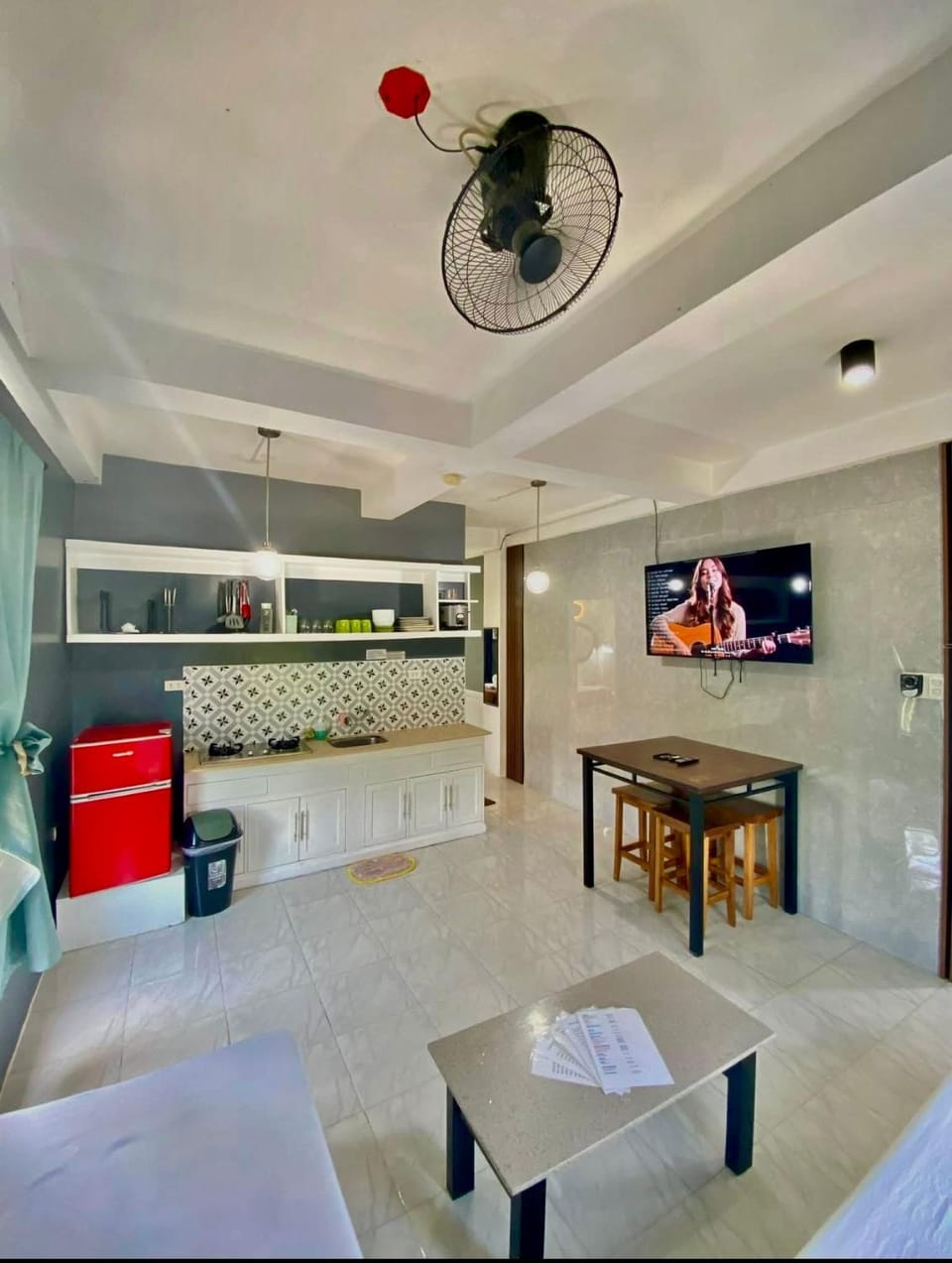 Kitchen or kitchenette, Dining area, stove