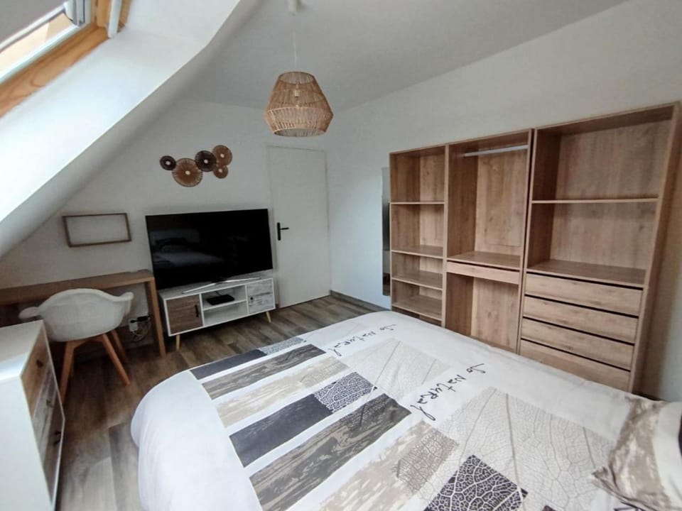 Bed, TV and multimedia, Photo of the whole room, Seating area, Bedroom