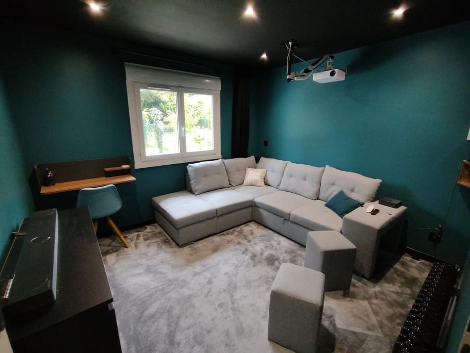 TV and multimedia, Seating area, Bedroom