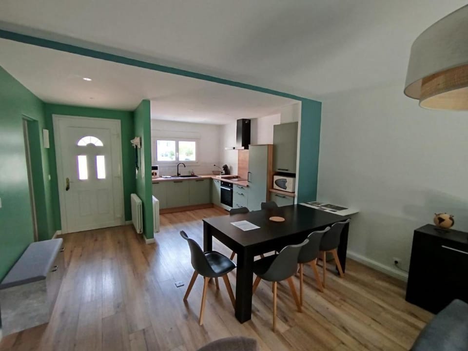 Kitchen or kitchenette, Dining area, stove