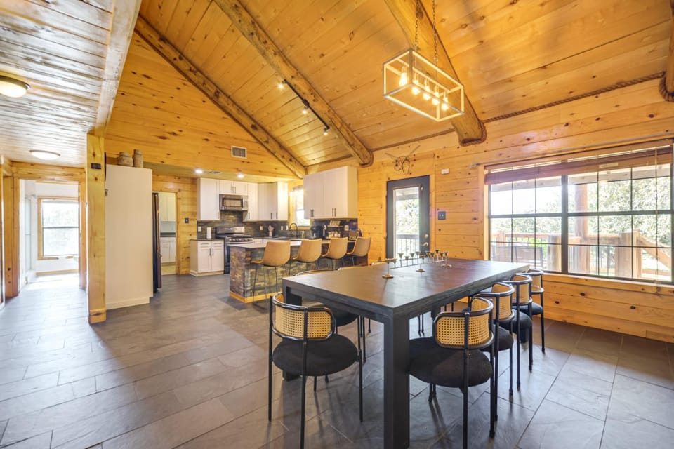 5 Mi to Dtwn Dripping Springs: Cabin w/ Jacuzzi! Cabin in Rio Grande