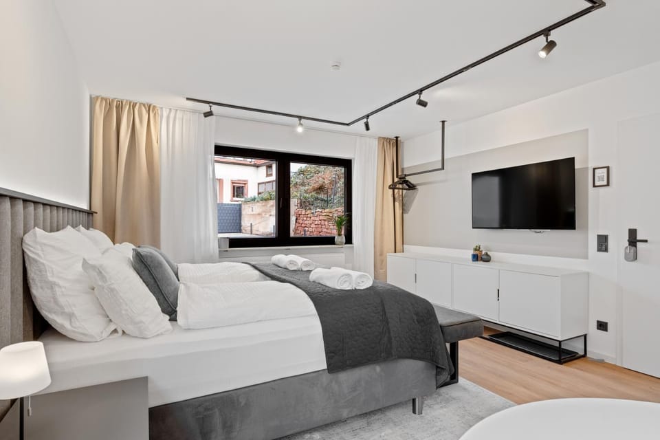 Bed, TV and multimedia, Living room, Photo of the whole room, Seating area, Bedroom, air conditioner