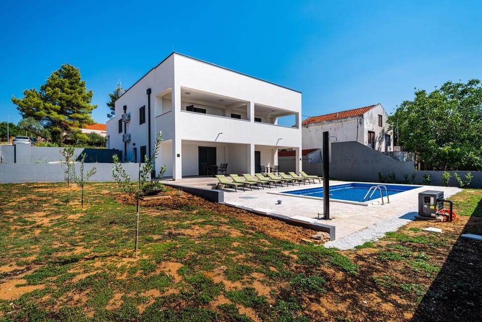 Property building, Day, Garden, Swimming pool, sunbed