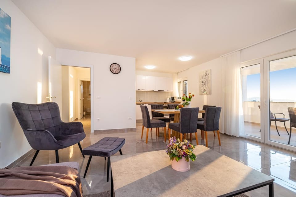 Kitchen or kitchenette, Living room, Seating area, Dining area