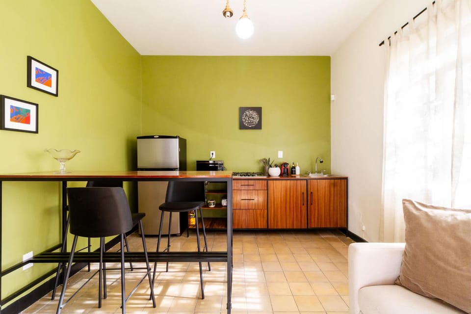 Kitchen or kitchenette, Dining area