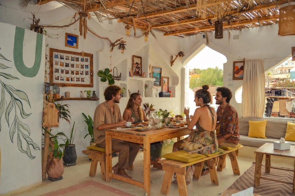 Restaurant/places to eat, People, Living room, Food and drinks, Banquet/Function facilities, Seating area, Dining area, Food, Guests, Drinks, group of guests
