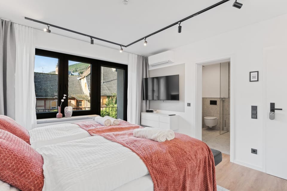 Bed, TV and multimedia, Photo of the whole room, Bedroom