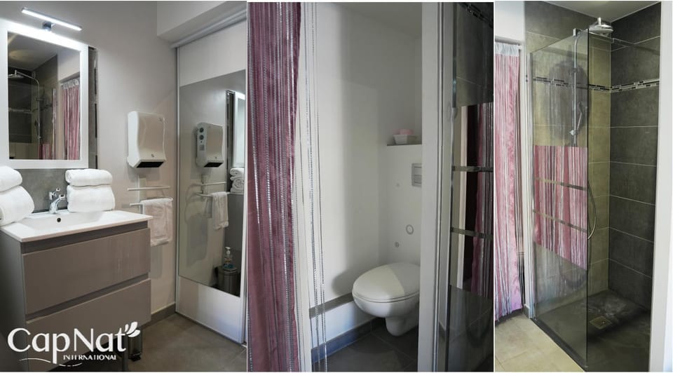 Shower, Toilet, Bathroom, towels