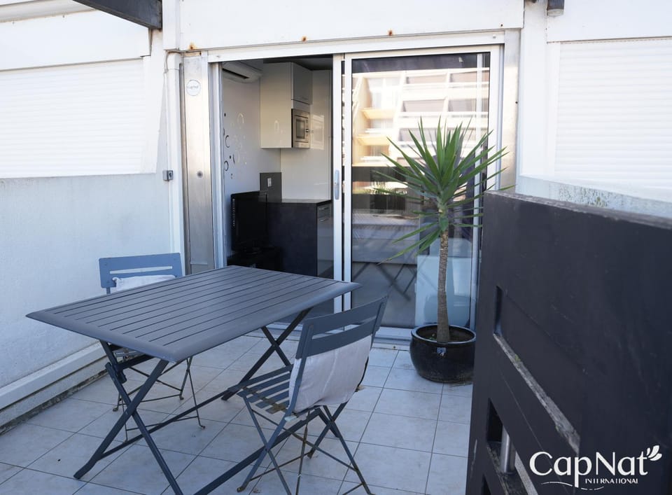 Patio, Day, Dining area