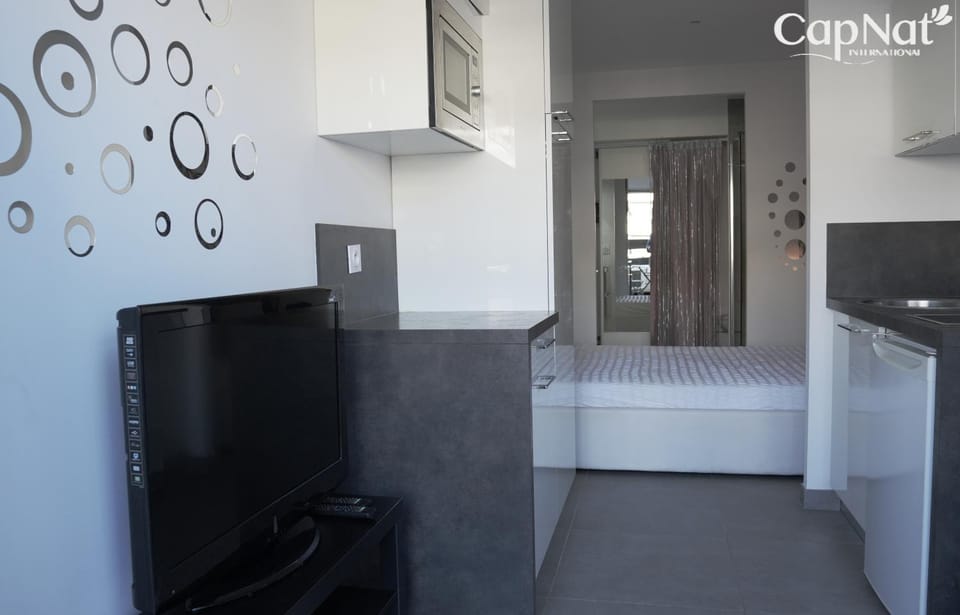 Bed, Kitchen or kitchenette, Living room, Photo of the whole room, Bedroom