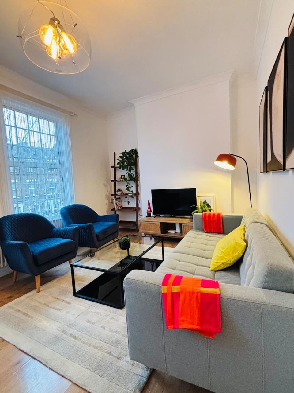TV and multimedia, Living room, Seating area, Evening entertainment