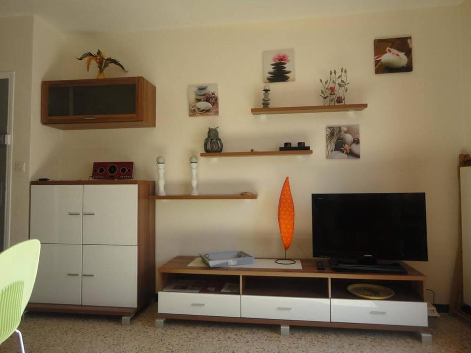 Communal lounge/ TV room, Kitchen or kitchenette