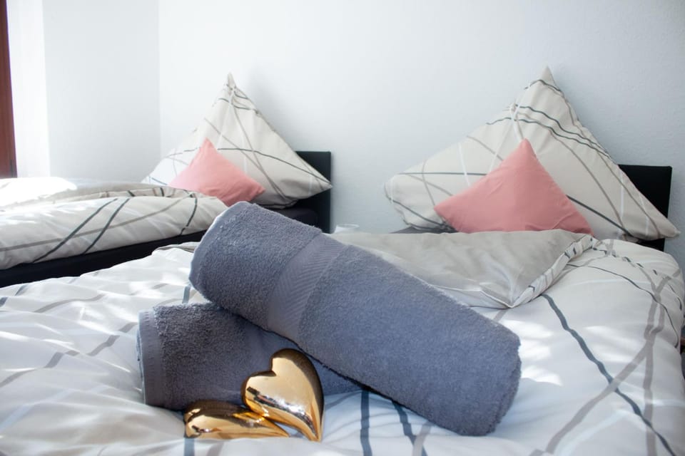 Bed, Bedroom, towels