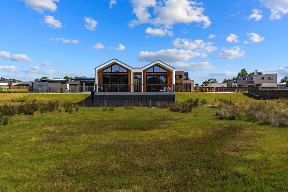 Awakening Broadbeach - Wifi, linen House in Inverloch