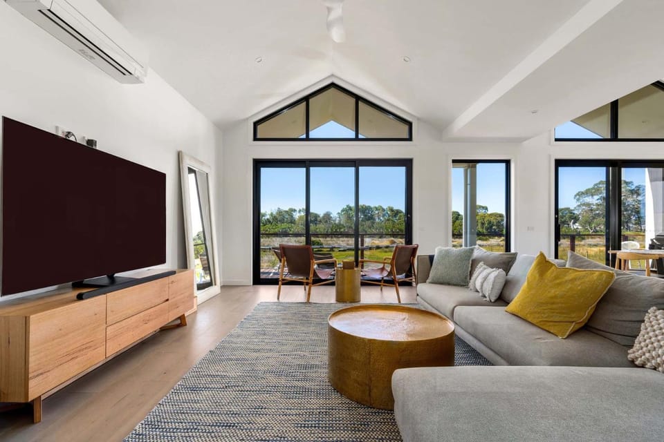 Awakening Broadbeach - Wifi, linen House in Inverloch