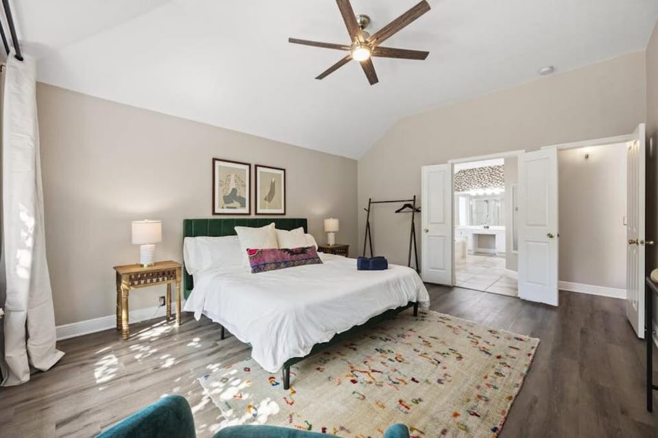 Artist Retreat at Cypress Creek - Hotub - Sleeps 9 House in Cedar Park