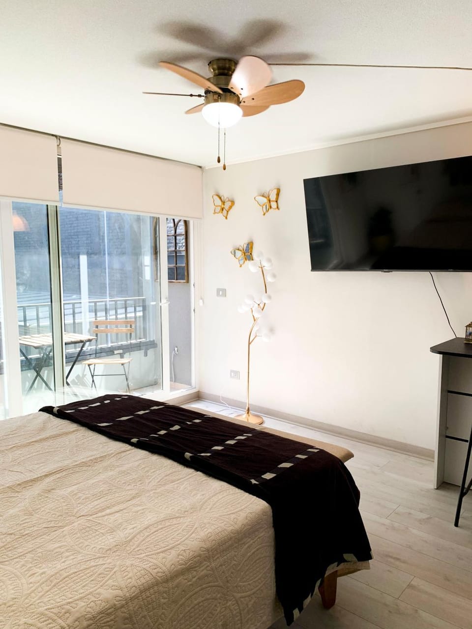 Bed, TV and multimedia, Photo of the whole room, Bedroom