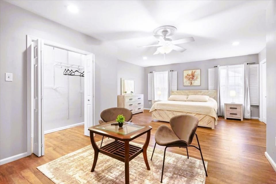 Bed, Photo of the whole room, Seating area, Bedroom, air conditioner