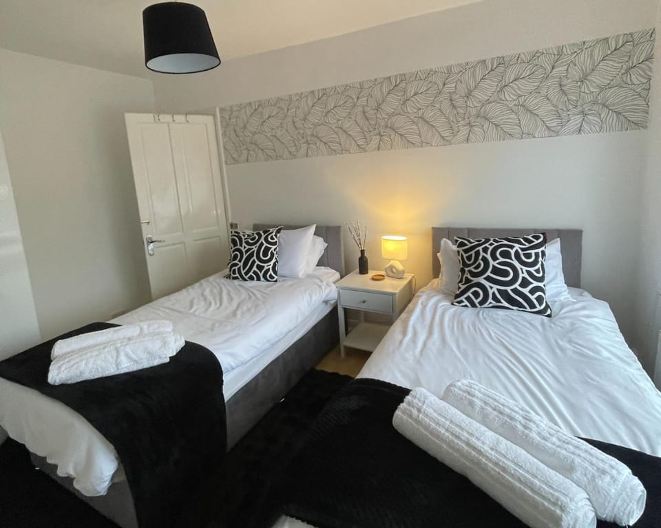 Bed, Photo of the whole room, Bedroom, towels