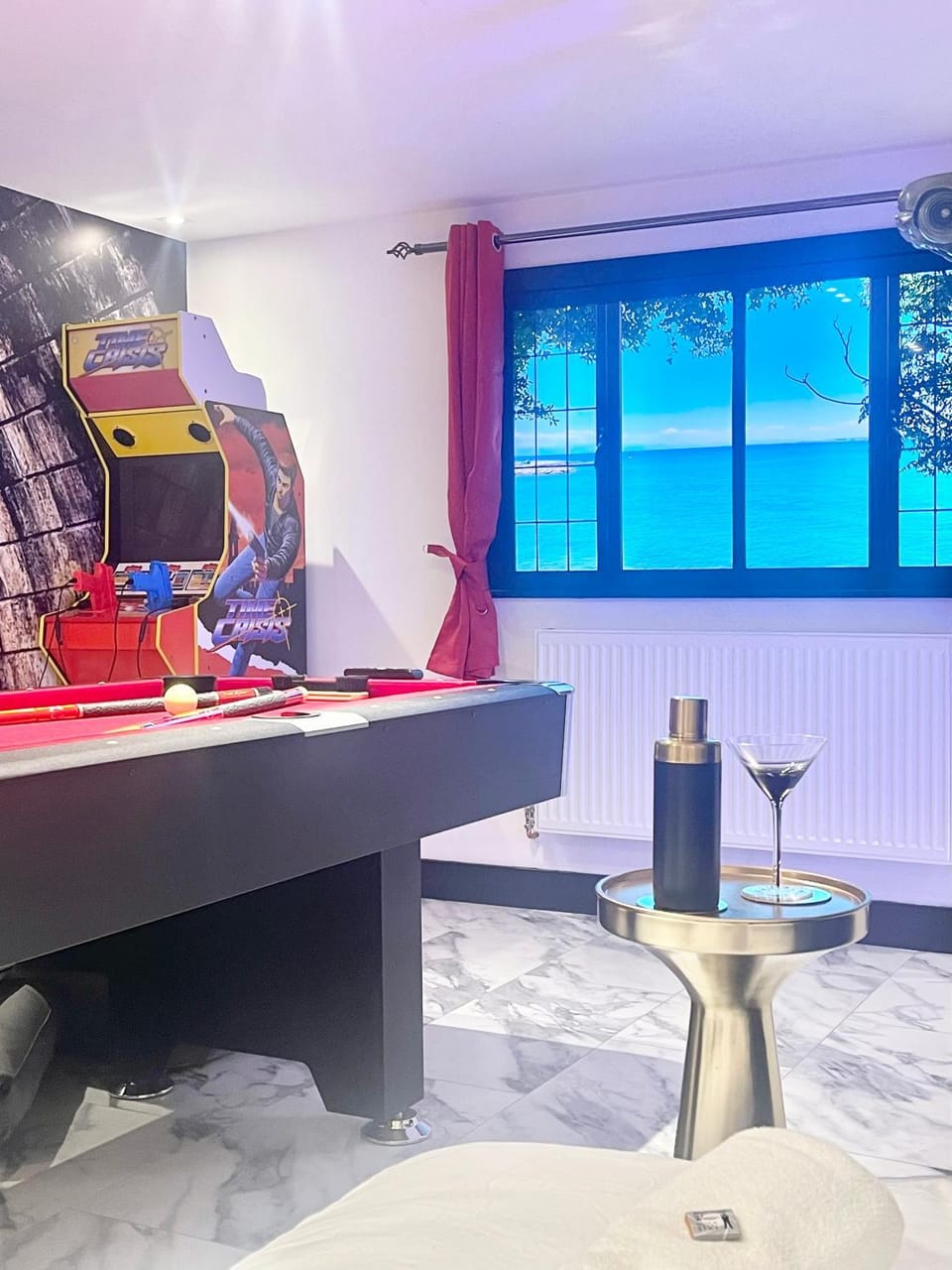 The Secret Agent Apartment - Brought to you by Coastline Retreats - Brand New - 2 mins walk to Beach - Childrens play den - Pool Table - Time Crisis Arcade Machine Apartment in Bournemouth