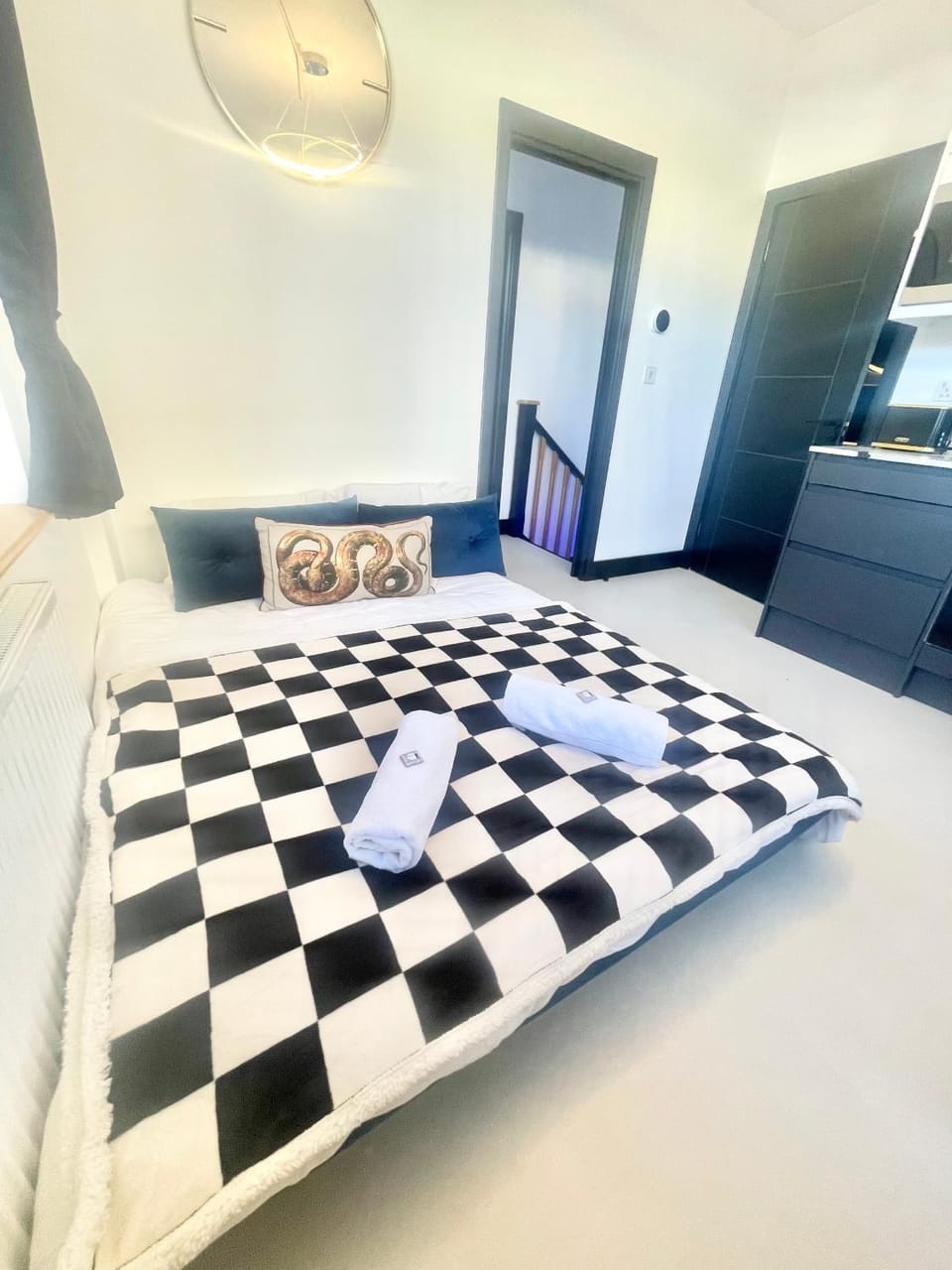 The Secret Agent Apartment - Brought to you by Coastline Retreats - Brand New - 2 mins walk to Beach - Childrens play den - Pool Table - Time Crisis Arcade Machine Apartment in Bournemouth