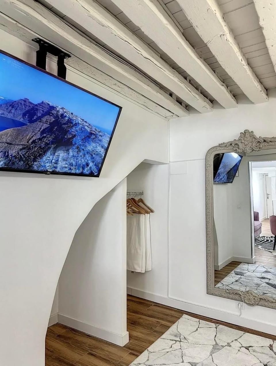 Bed, TV and multimedia, Photo of the whole room, Bedroom