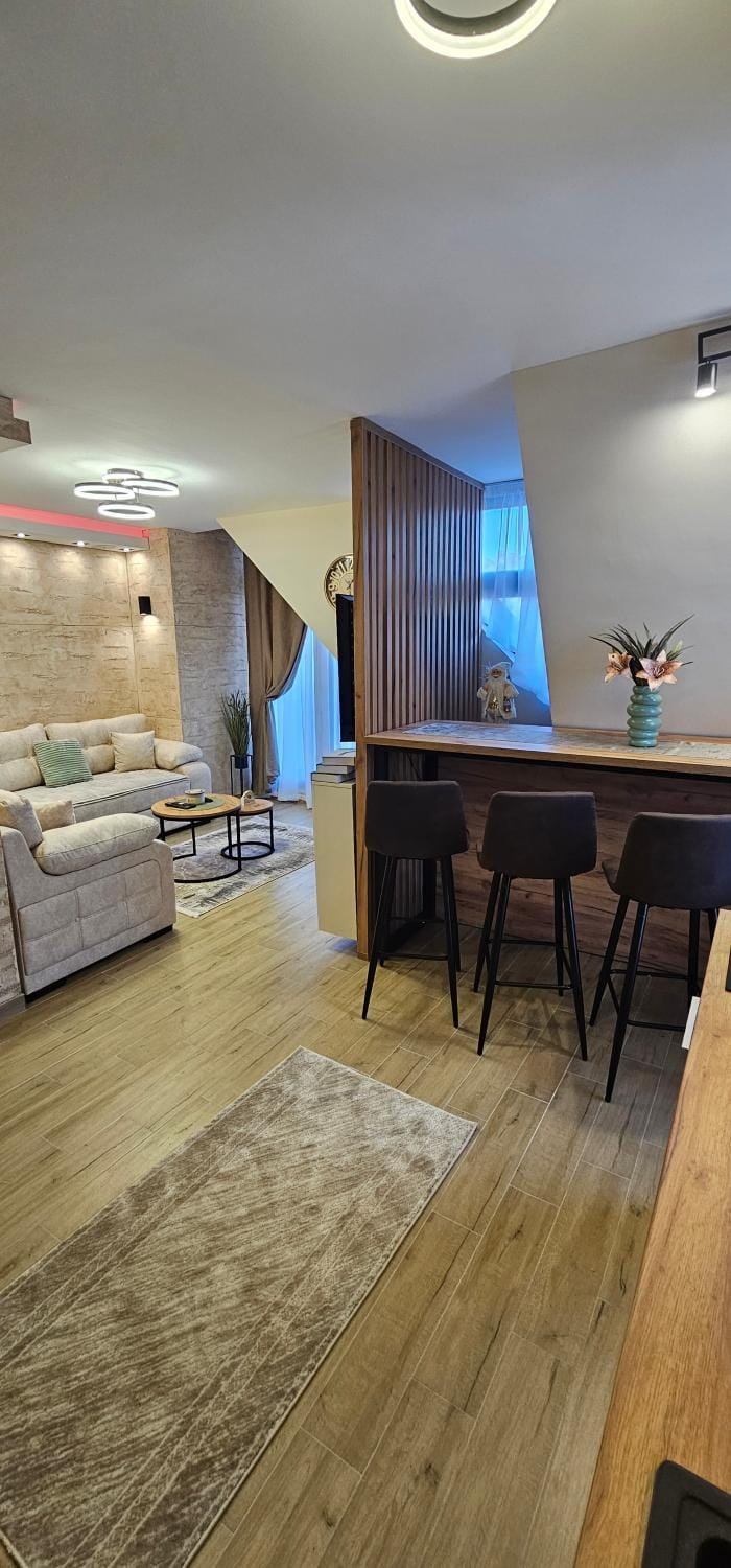TV and multimedia, Living room, Seating area, Dining area