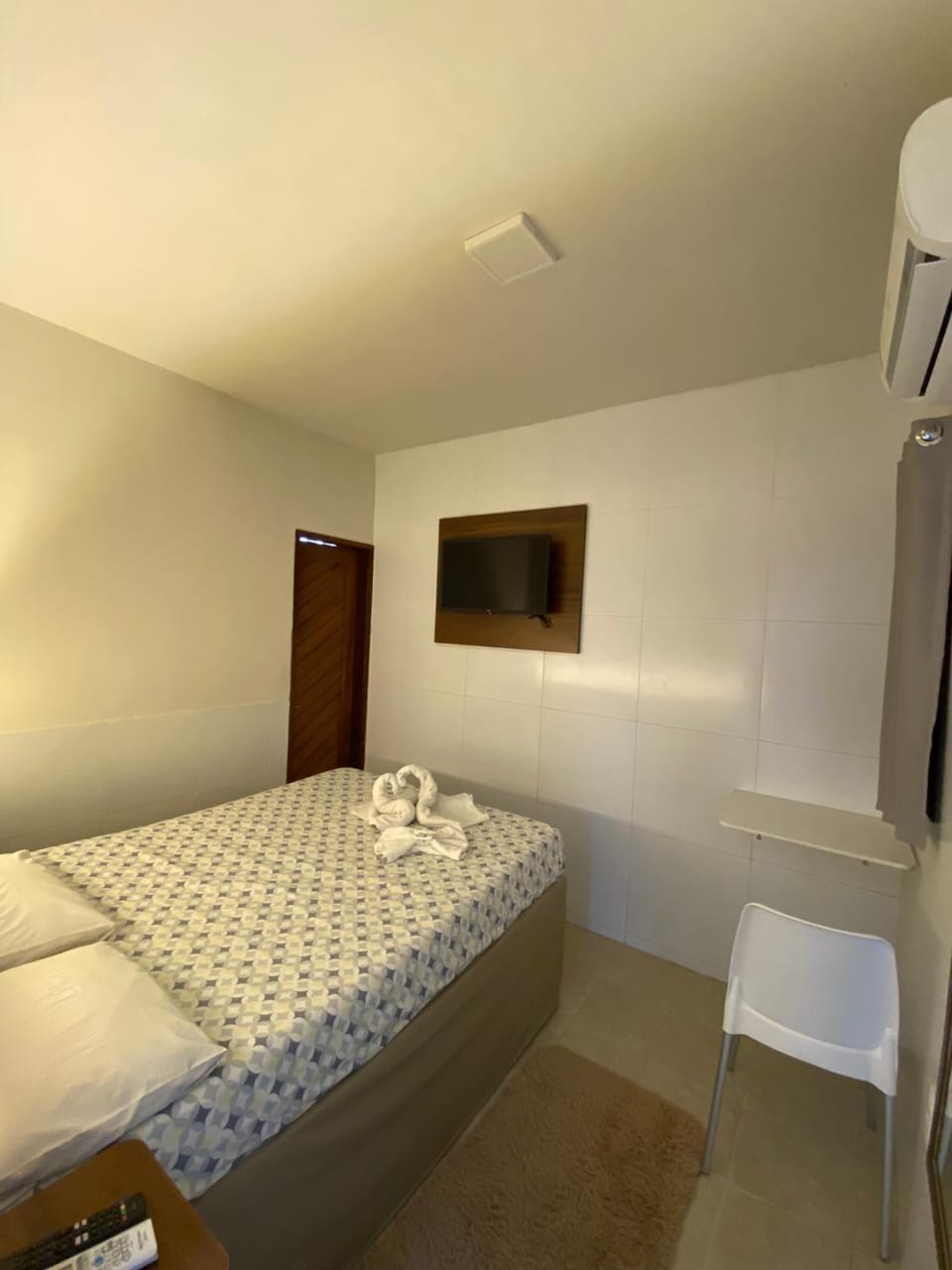 Bed, TV and multimedia, Photo of the whole room, Bedroom, towels