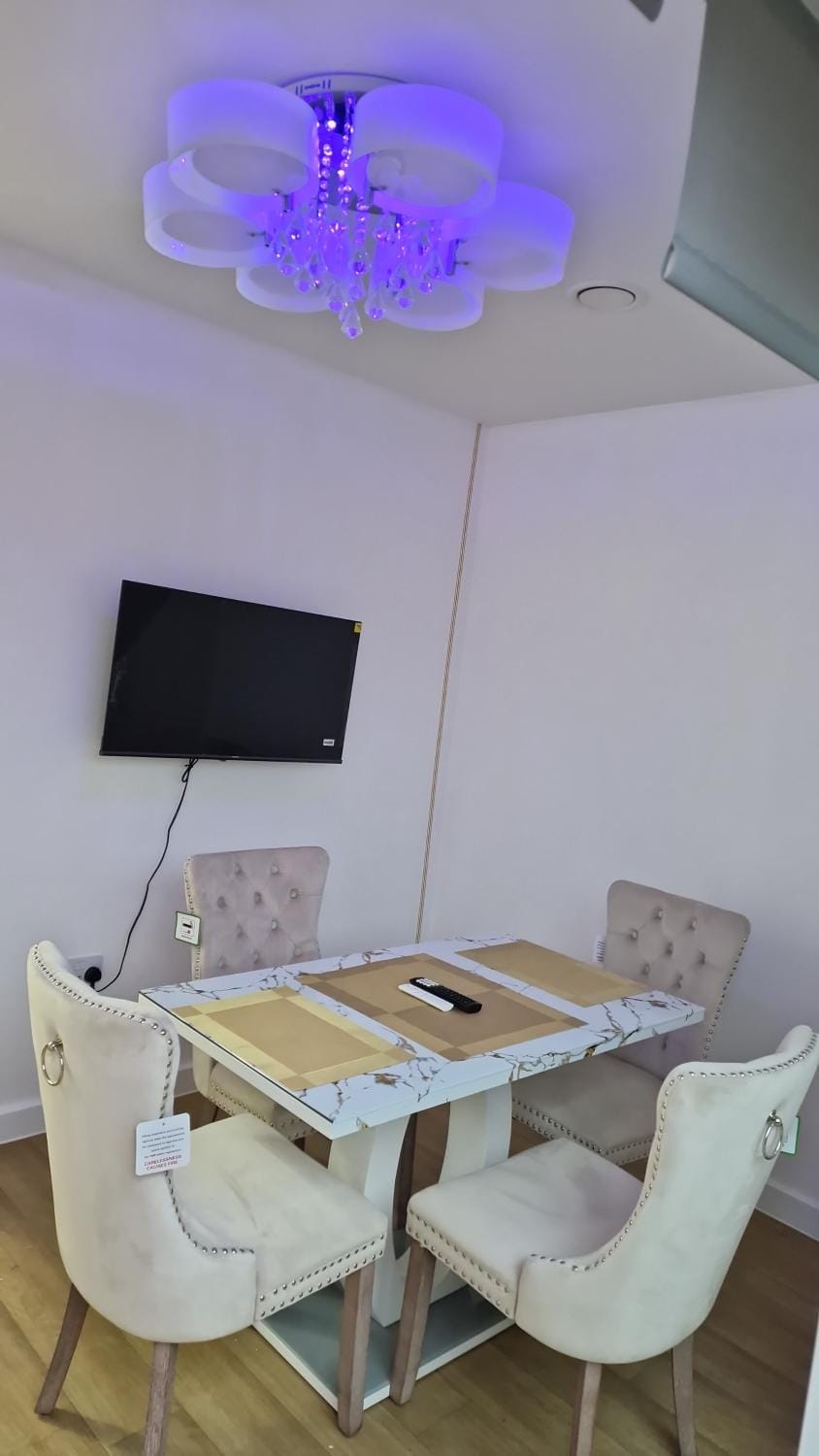 Romford Luxe Home Villa in London