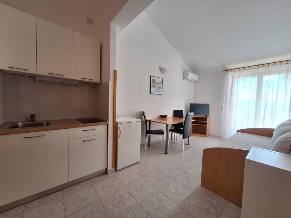 Kitchen or kitchenette, Living room, Seating area, Dining area, stove