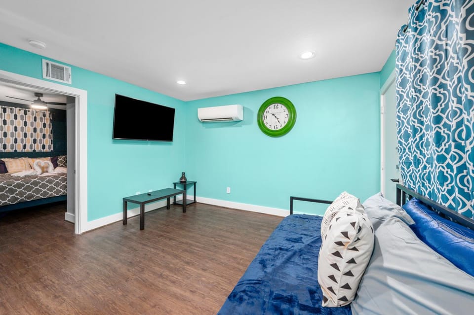 Chic 1BR Stay with King Bed and Free Park Apartment in Houston