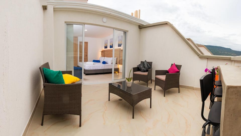 Balcony/Terrace, Living room, Mountain view