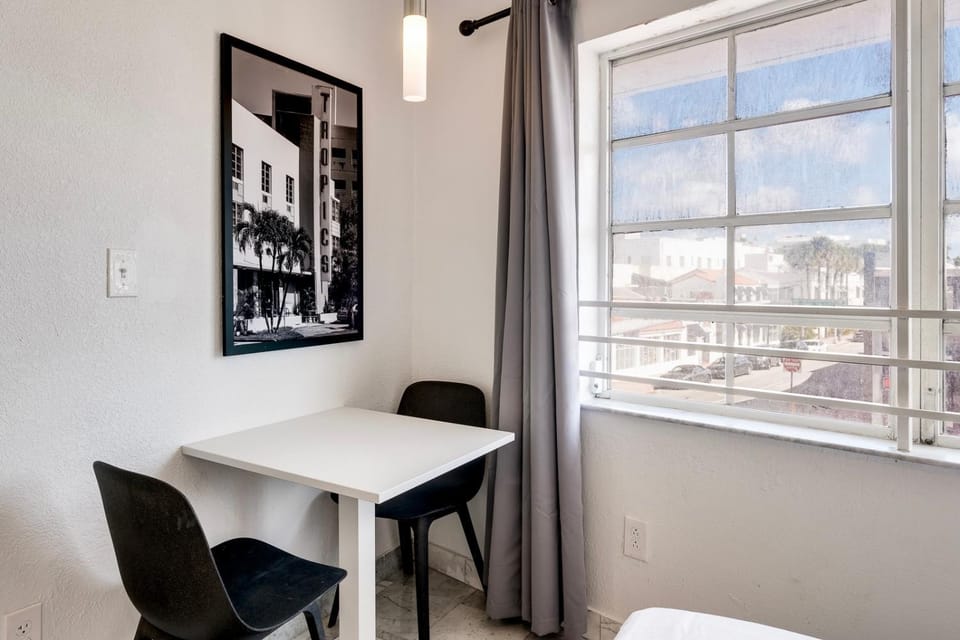 Best Beach Location - Wi-Fi, TV & Amenities Apartment in Flamingo Lummus
