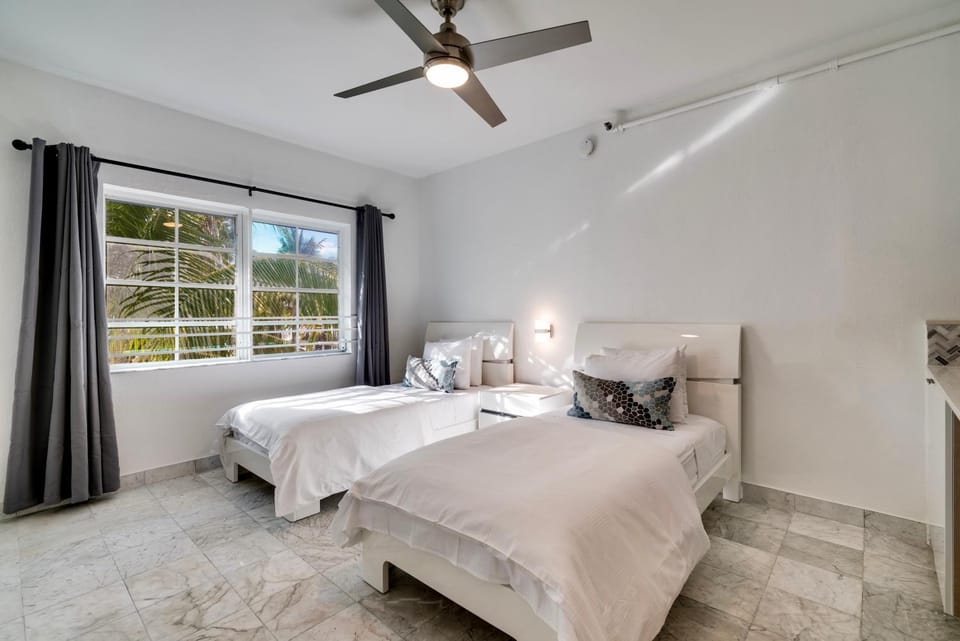 Best Beach Location - Wi-Fi, TV & Amenities Apartment in Flamingo Lummus