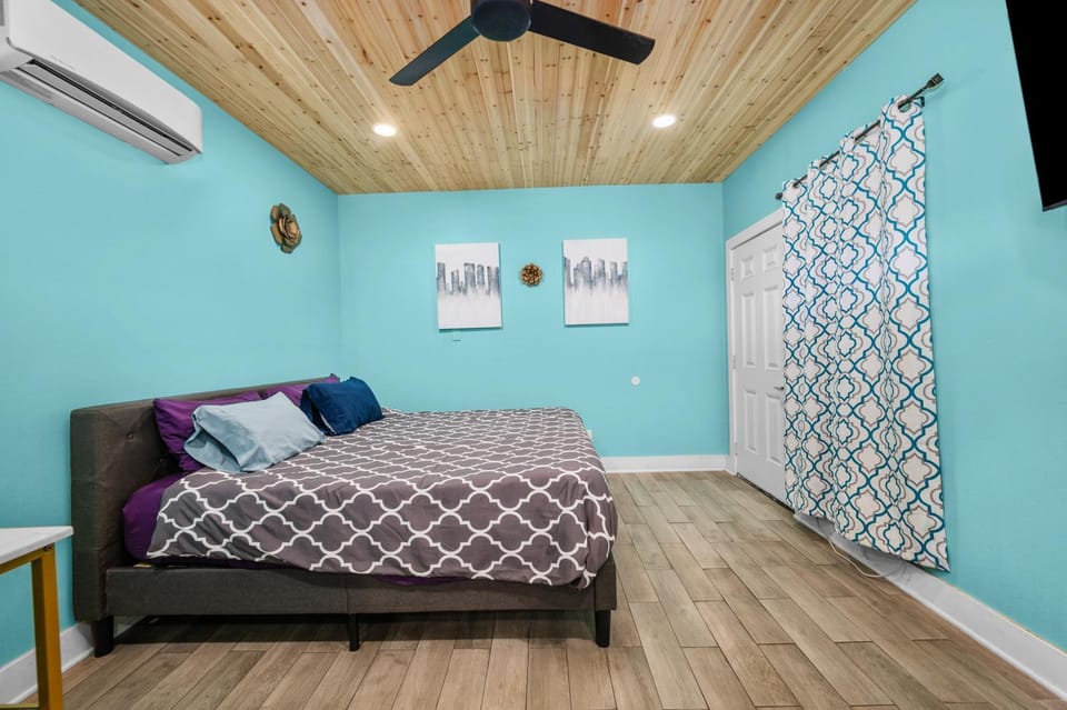 Modern Studio Retreat with King Bed, Full Kitchen & Free Park Apartment in Houston