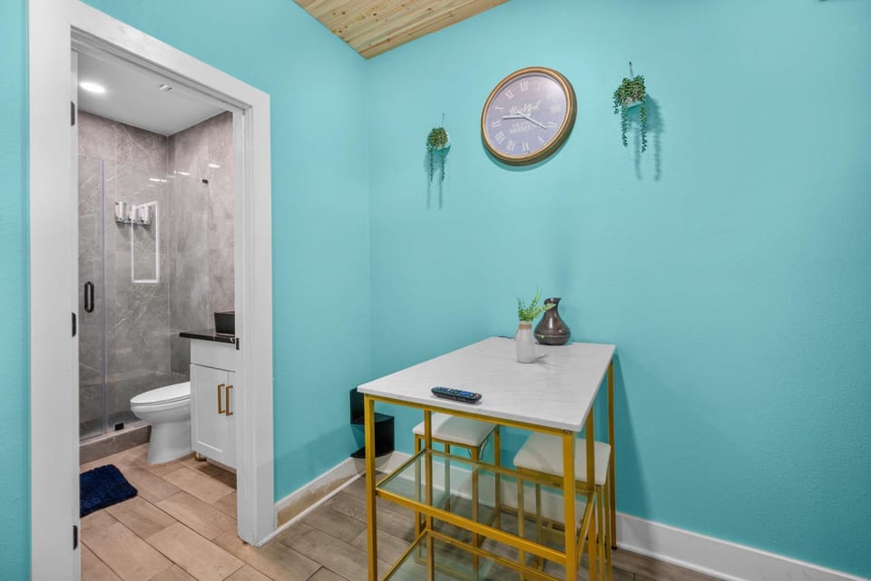 Modern Studio Retreat with King Bed, Full Kitchen & Free Park Apartment in Houston