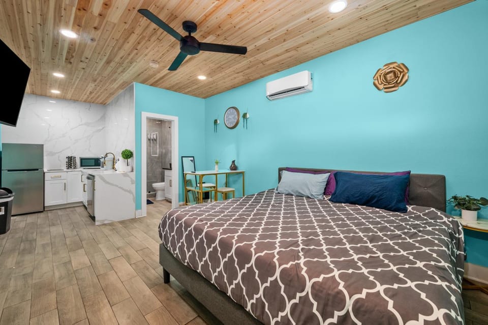 Modern Studio Retreat with King Bed, Full Kitchen & Free Park Apartment in Houston