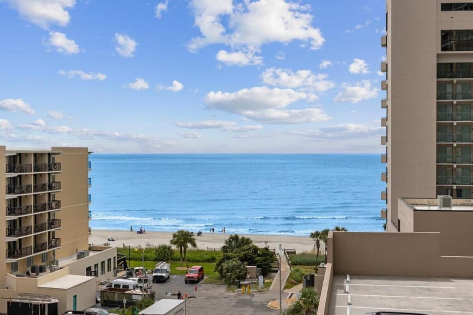 Wow! Oceanview 3 bedroom condo! Pool & private balcony Apartment in Myrtle Beach