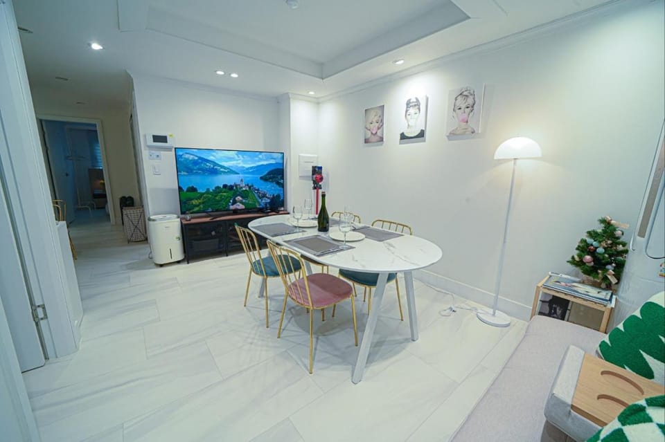 Communal lounge/ TV room, TV and multimedia, Dining area, Evening entertainment