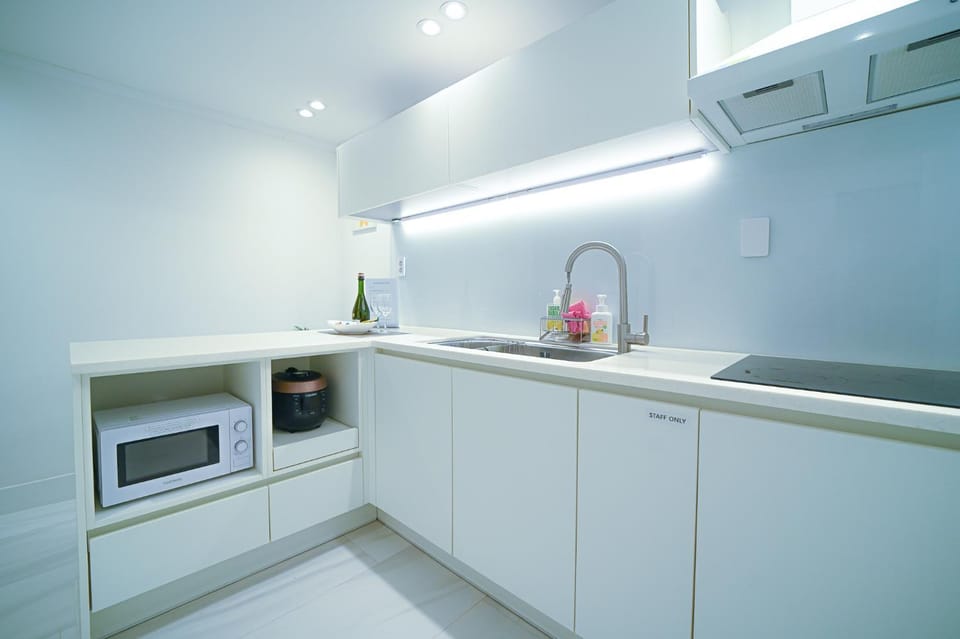Kitchen or kitchenette, minibar, stove