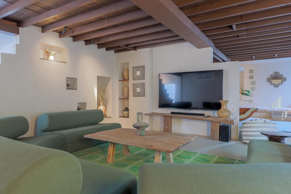 Communal lounge/ TV room, TV and multimedia, Living room, Seating area, Evening entertainment