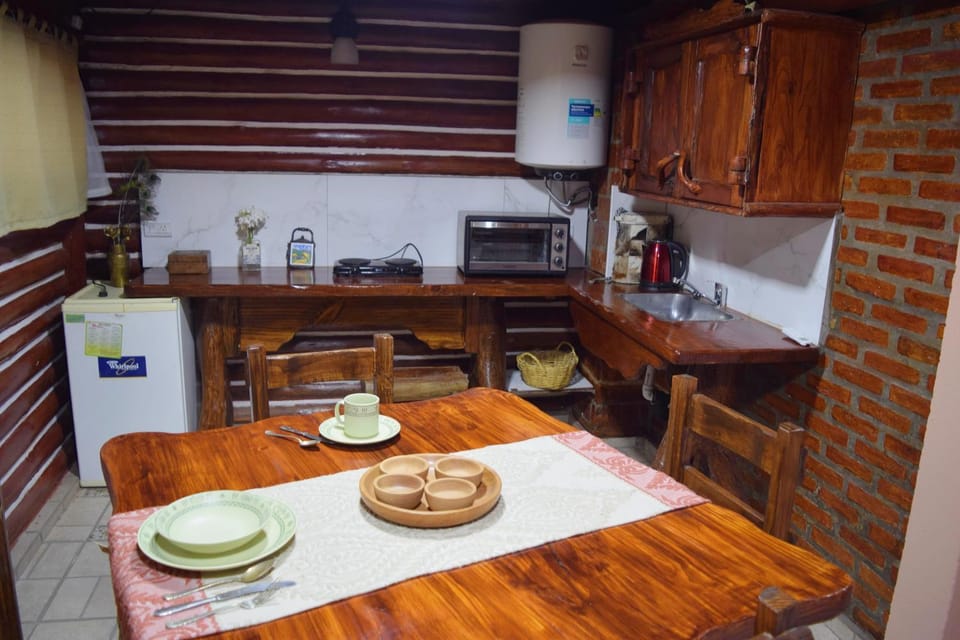 Coffee/tea facilities, Kitchen or kitchenette, Dining area, oven, stove