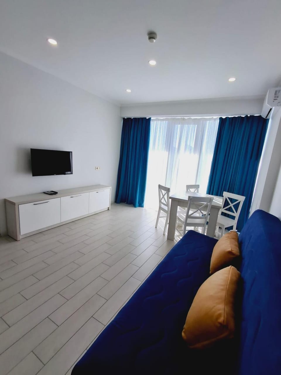 TV and multimedia, Photo of the whole room, Seating area